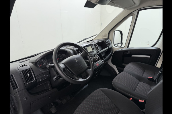 Peugeot Boxer 330 2.2HDi 141PK L2H2 3-Persoons Euro 6 Trekhaak Camera Airco Navi Cruise Control Pdc Betonplex Vloer Wandbetimmering Schuifdeur 1e Eigenaar 2.500KG Trekgewicht