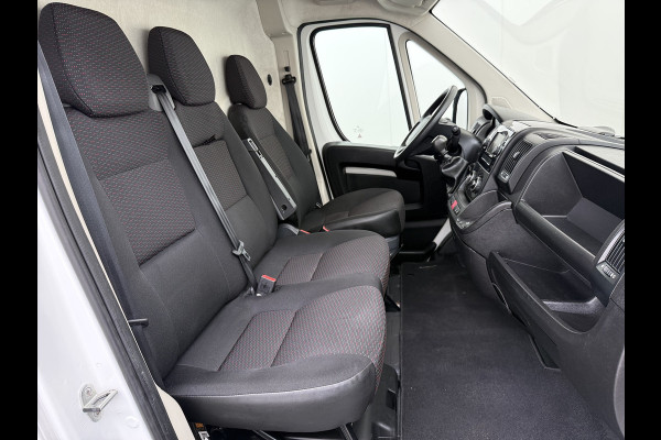 Peugeot Boxer 330 2.2HDi 141PK L2H2 3-Persoons Euro 6 Trekhaak Camera Airco Navi Cruise Control Pdc Betonplex Vloer Wandbetimmering Schuifdeur 1e Eigenaar 2.500KG Trekgewicht