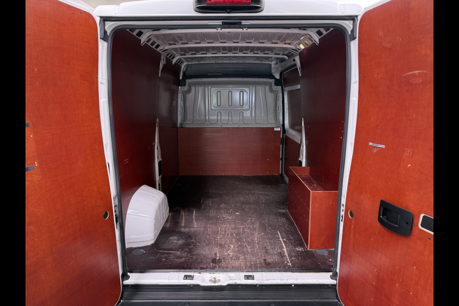 Peugeot Boxer 330 2.2HDi 141PK L2H2 3-Persoons Euro 6 Trekhaak Camera Airco Navi Cruise Control Pdc Betonplex Vloer Wandbetimmering Schuifdeur 1e Eigenaar 2.500KG Trekgewicht