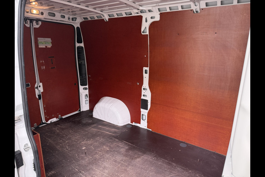 Peugeot Boxer 330 2.2HDi 141PK L2H2 3-Persoons Euro 6 Trekhaak Camera Airco Navi Cruise Control Pdc Betonplex Vloer Wandbetimmering Schuifdeur 1e Eigenaar 2.500KG Trekgewicht