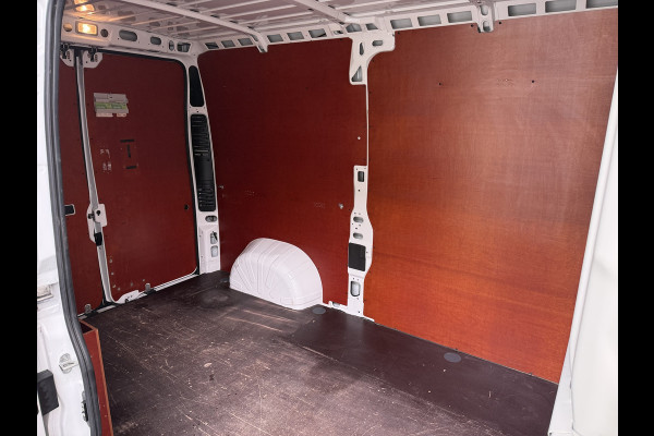 Peugeot Boxer 330 2.2HDi 141PK L2H2 3-Persoons Euro 6 Trekhaak Camera Airco Navi Cruise Control Pdc Betonplex Vloer Wandbetimmering Schuifdeur 1e Eigenaar 2.500KG Trekgewicht