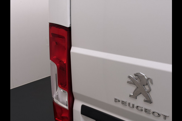 Peugeot Boxer 330 2.2HDi 141PK L2H2 3-Persoons Euro 6 Trekhaak Camera Airco Navi Cruise Control Pdc Betonplex Vloer Wandbetimmering Schuifdeur 1e Eigenaar 2.500KG Trekgewicht