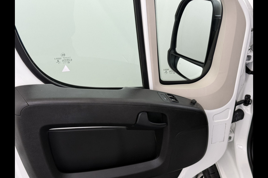 Peugeot Boxer 330 2.2HDi 141PK L2H2 3-Persoons Euro 6 Trekhaak Camera Airco Navi Cruise Control Pdc Betonplex Vloer Wandbetimmering Schuifdeur 1e Eigenaar 2.500KG Trekgewicht