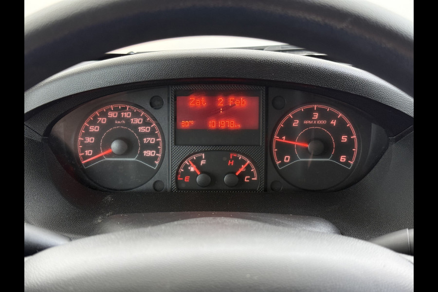 Peugeot Boxer 330 2.2HDi 141PK L2H2 3-Persoons Euro 6 Trekhaak Camera Airco Navi Cruise Control Pdc Betonplex Vloer Wandbetimmering Schuifdeur 1e Eigenaar 2.500KG Trekgewicht