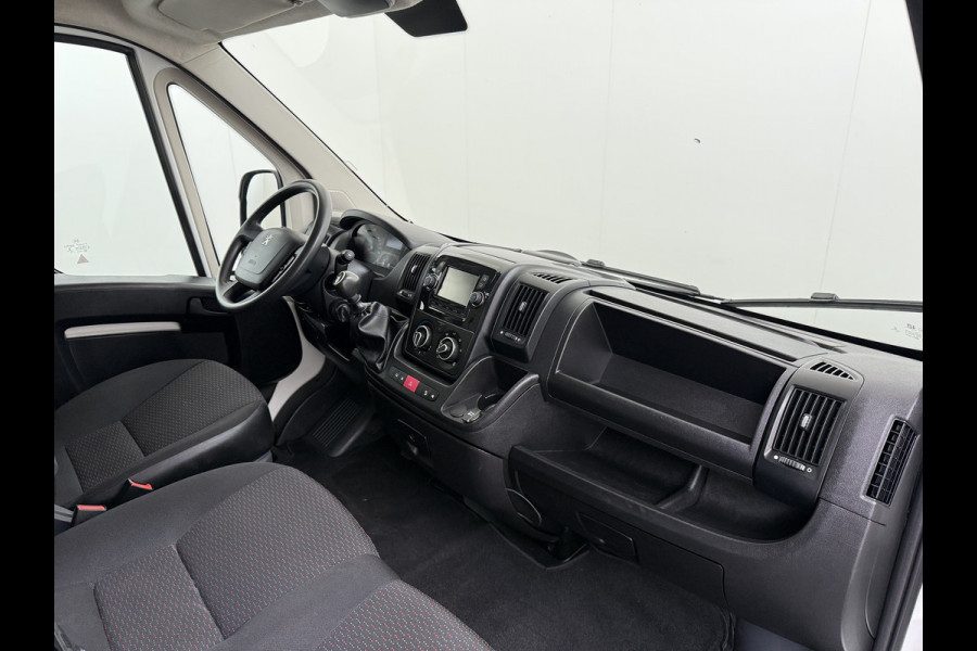 Peugeot Boxer 330 2.2HDi 141PK L2H2 3-Persoons Euro 6 Trekhaak Camera Airco Navi Cruise Control Pdc Betonplex Vloer Wandbetimmering Schuifdeur 1e Eigenaar 2.500KG Trekgewicht