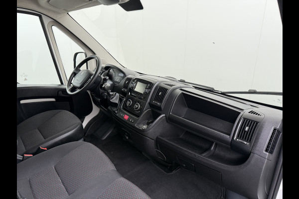 Peugeot Boxer 330 2.2HDi 141PK L2H2 3-Persoons Euro 6 Trekhaak Camera Airco Navi Cruise Control Pdc Betonplex Vloer Wandbetimmering Schuifdeur 1e Eigenaar 2.500KG Trekgewicht