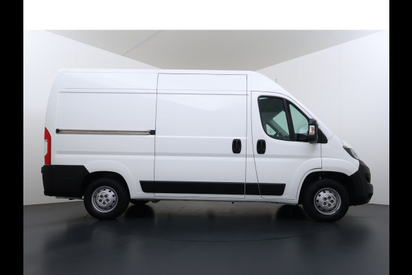 Peugeot Boxer 330 2.2HDi 141PK L2H2 3-Persoons Euro 6 Trekhaak Camera Airco Navi Cruise Control Pdc Betonplex Vloer Wandbetimmering Schuifdeur 1e Eigenaar 2.500KG Trekgewicht