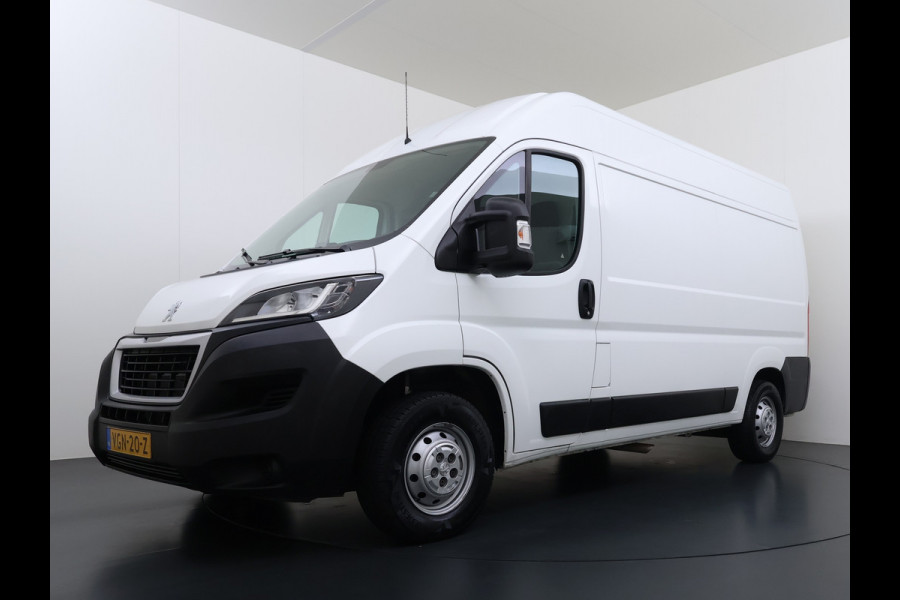 Peugeot Boxer 330 2.2HDi 141PK L2H2 3-Persoons Euro 6 Trekhaak Camera Airco Navi Cruise Control Pdc Betonplex Vloer Wandbetimmering Schuifdeur 1e Eigenaar 2.500KG Trekgewicht