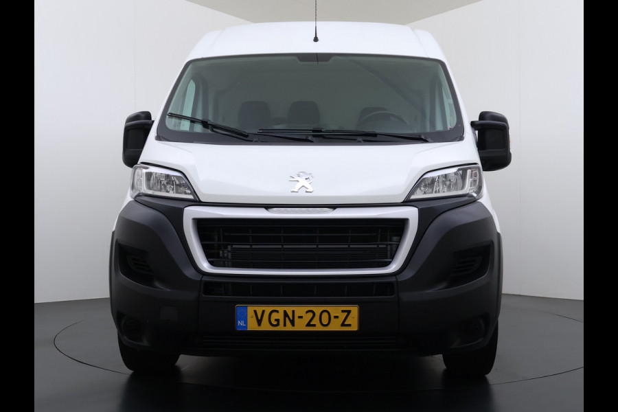 Peugeot Boxer 330 2.2HDi 141PK L2H2 3-Persoons Euro 6 Trekhaak Camera Airco Navi Cruise Control Pdc Betonplex Vloer Wandbetimmering Schuifdeur 1e Eigenaar 2.500KG Trekgewicht