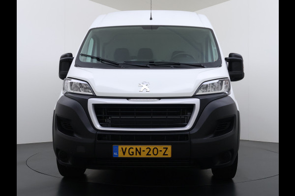 Peugeot Boxer 330 2.2HDi 141PK L2H2 3-Persoons Euro 6 Trekhaak Camera Airco Navi Cruise Control Pdc Betonplex Vloer Wandbetimmering Schuifdeur 1e Eigenaar 2.500KG Trekgewicht