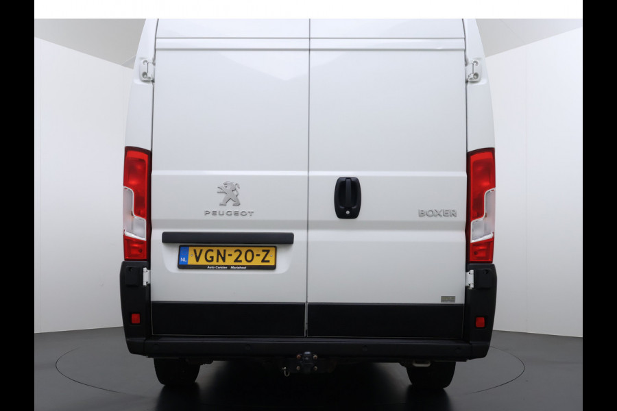 Peugeot Boxer 330 2.2HDi 141PK L2H2 3-Persoons Euro 6 Trekhaak Camera Airco Navi Cruise Control Pdc Betonplex Vloer Wandbetimmering Schuifdeur 1e Eigenaar 2.500KG Trekgewicht