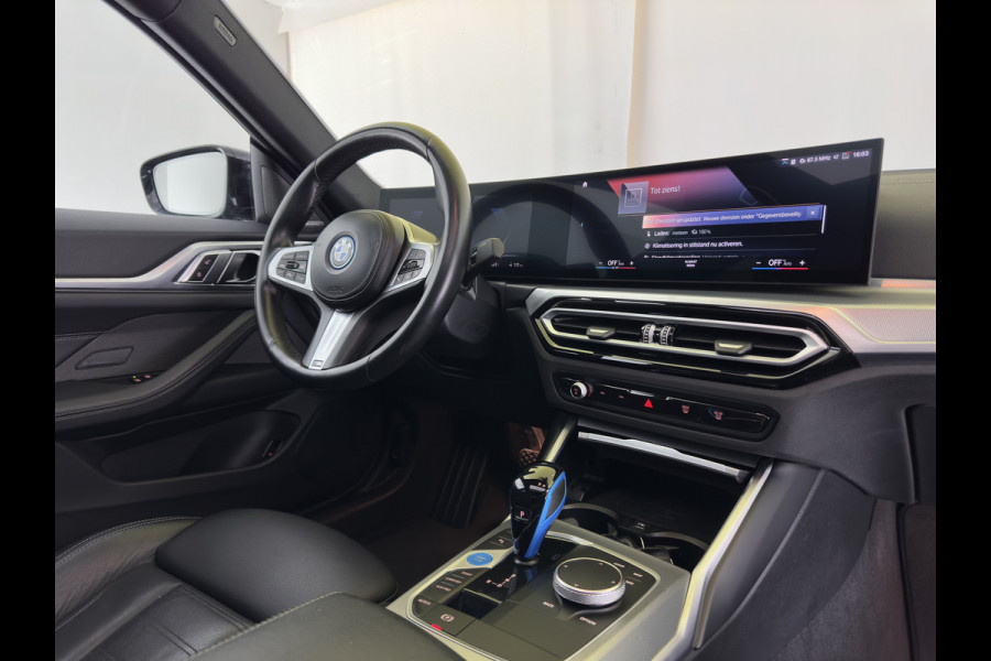 BMW i4 eDrive40 High Executive 84 kWh [3-Fase-11kW] {SoH-98%} (INCL.BTW) *PANO | HEAD-UP | LEATHER | LASER-LED | HARMAN/KARDON | HEATED-SPORTSEATS | WIDESCREEN-DIGI-COCKPIT | CAMERA | DAB+ | PRIVACY-GLASS | NAVI-FULLMAP | ECC | PDC | 18''ALU*