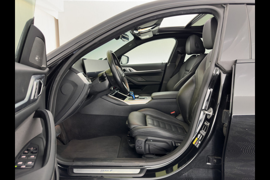 BMW i4 eDrive40 High Executive 84 kWh [3-Fase-11kW] {SoH-98%} (INCL.BTW) *PANO | HEAD-UP | LEATHER | LASER-LED | HARMAN/KARDON | HEATED-SPORTSEATS | WIDESCREEN-DIGI-COCKPIT | CAMERA | DAB+ | PRIVACY-GLASS | NAVI-FULLMAP | ECC | PDC | 18''ALU*
