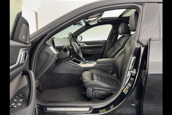 BMW i4 eDrive40 High Executive 84 kWh [3-Fase-11kW] {SoH-98%} (INCL.BTW) *PANO | HEAD-UP | LEATHER | LASER-LED | HARMAN/KARDON | HEATED-SPORTSEATS | WIDESCREEN-DIGI-COCKPIT | CAMERA | DAB+ | PRIVACY-GLASS | NAVI-FULLMAP | ECC | PDC | 18''ALU*