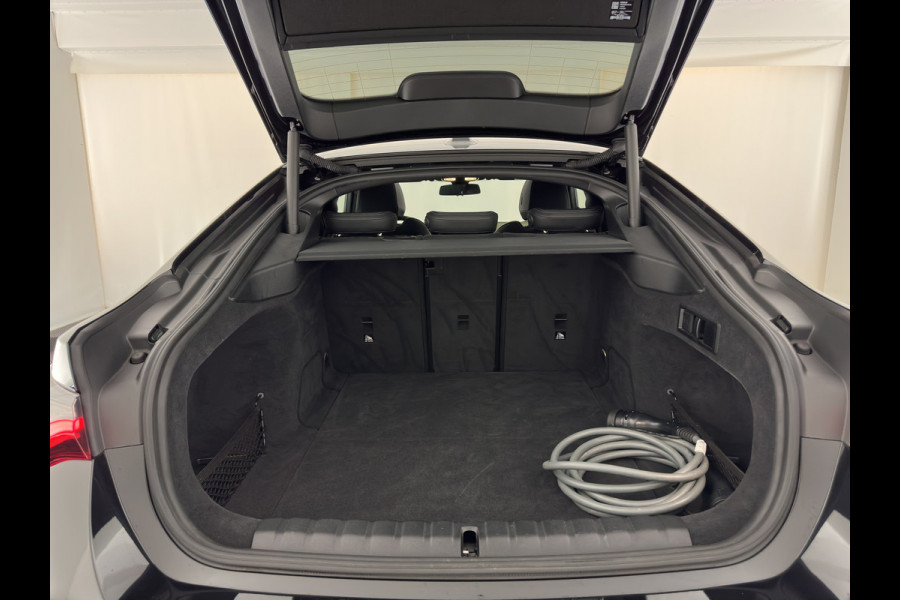 BMW i4 eDrive40 High Executive 84 kWh [3-Fase-11kW] {SoH-98%} (INCL.BTW) *PANO | HEAD-UP | LEATHER | LASER-LED | HARMAN/KARDON | HEATED-SPORTSEATS | WIDESCREEN-DIGI-COCKPIT | CAMERA | DAB+ | PRIVACY-GLASS | NAVI-FULLMAP | ECC | PDC | 18''ALU*