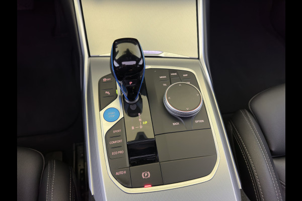 BMW i4 eDrive40 High Executive 84 kWh [3-Fase-11kW] {SoH-98%} (INCL.BTW) *PANO | HEAD-UP | LEATHER | LASER-LED | HARMAN/KARDON | HEATED-SPORTSEATS | WIDESCREEN-DIGI-COCKPIT | CAMERA | DAB+ | PRIVACY-GLASS | NAVI-FULLMAP | ECC | PDC | 18''ALU*