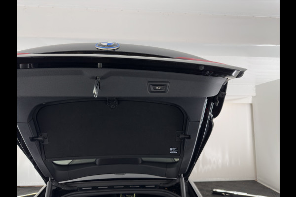 BMW i4 eDrive40 High Executive 84 kWh [3-Fase-11kW] {SoH-98%} (INCL.BTW) *PANO | HEAD-UP | LEATHER | LASER-LED | HARMAN/KARDON | HEATED-SPORTSEATS | WIDESCREEN-DIGI-COCKPIT | CAMERA | DAB+ | PRIVACY-GLASS | NAVI-FULLMAP | ECC | PDC | 18''ALU*