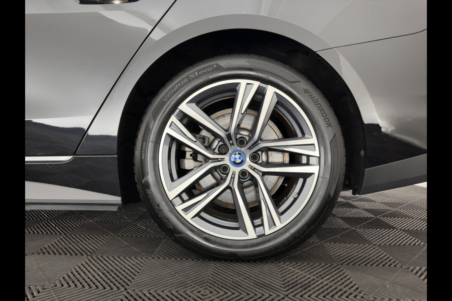 BMW i4 eDrive40 High Executive 84 kWh [3-Fase-11kW] {SoH-98%} (INCL.BTW) *PANO | HEAD-UP | LEATHER | LASER-LED | HARMAN/KARDON | HEATED-SPORTSEATS | WIDESCREEN-DIGI-COCKPIT | CAMERA | DAB+ | PRIVACY-GLASS | NAVI-FULLMAP | ECC | PDC | 18''ALU*