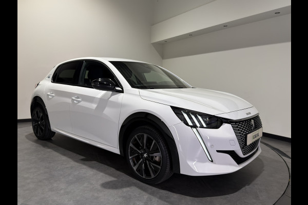 Peugeot e-208 EV GT 50 kWh | Apple Carplay/Android Auto | Voorstoelen verwarmd | Sport interieur