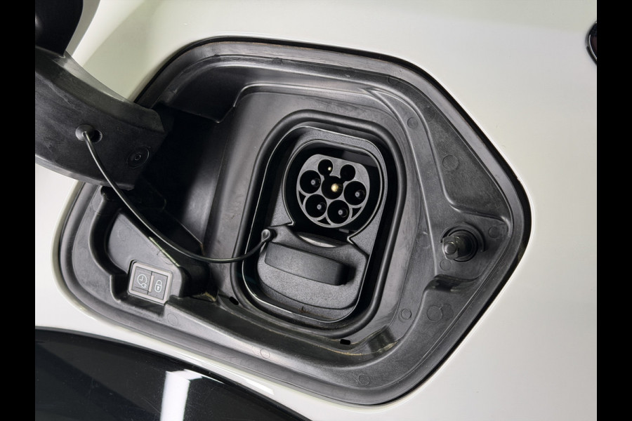 Peugeot e-208 EV GT 50 kWh | Apple Carplay/Android Auto | Voorstoelen verwarmd | Sport interieur