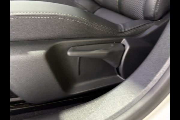 Peugeot e-208 EV GT 50 kWh | Apple Carplay/Android Auto | Voorstoelen verwarmd | Sport interieur