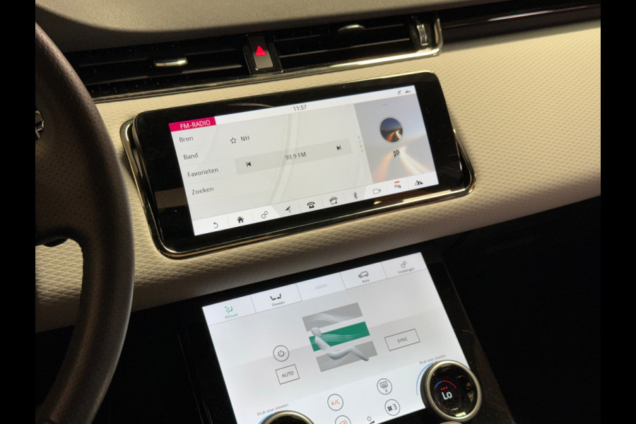 Land Rover Range Rover Evoque 1.5 P300e R Dynamic | Pano | Carplay | Camera | Stoelverwarming