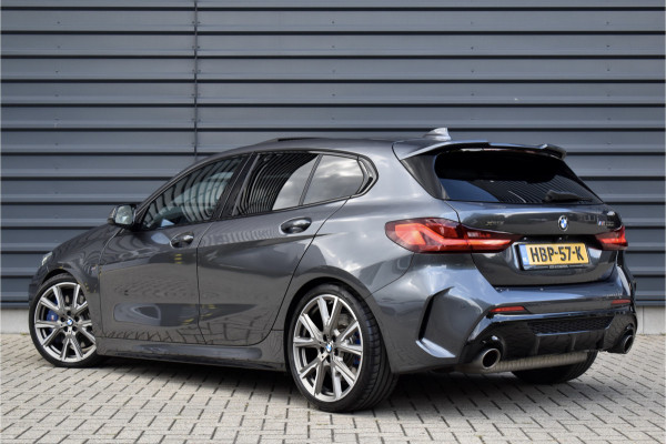 BMW 1 Serie M135i xDrive 306pk | Pano | Harman/Kardon | Head-Up | 19'' Wielen | Stuur + Stoelverwarming |