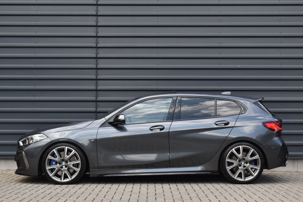 BMW 1 Serie M135i xDrive 306pk | Pano | Harman/Kardon | Head-Up | 19'' Wielen | Stuur + Stoelverwarming |