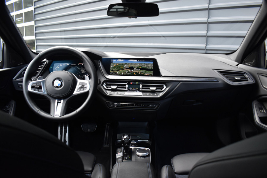 BMW 1 Serie M135i xDrive 306pk | Pano | Harman/Kardon | Head-Up | 19'' Wielen | Stuur + Stoelverwarming |