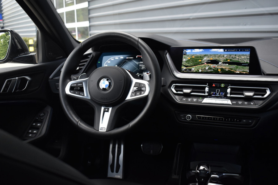 BMW 1 Serie M135i xDrive 306pk | Pano | Harman/Kardon | Head-Up | 19'' Wielen | Stuur + Stoelverwarming |