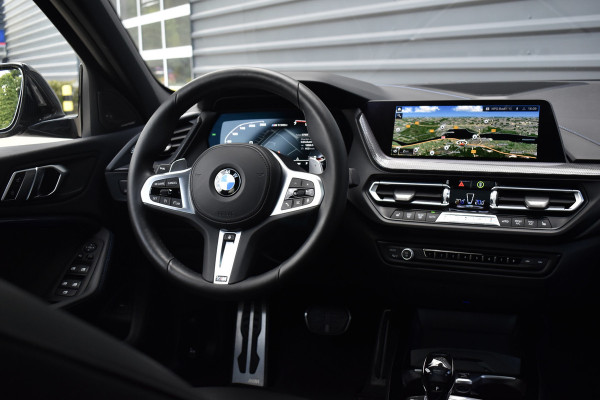 BMW 1 Serie M135i xDrive 306pk | Pano | Harman/Kardon | Head-Up | 19'' Wielen | Stuur + Stoelverwarming |