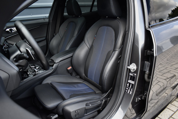 BMW 1 Serie M135i xDrive 306pk | Pano | Harman/Kardon | Head-Up | 19'' Wielen | Stuur + Stoelverwarming |
