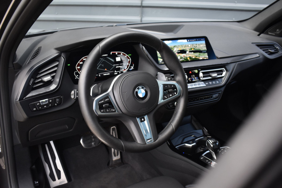 BMW 1 Serie M135i xDrive 306pk | Pano | Harman/Kardon | Head-Up | 19'' Wielen | Stuur + Stoelverwarming |