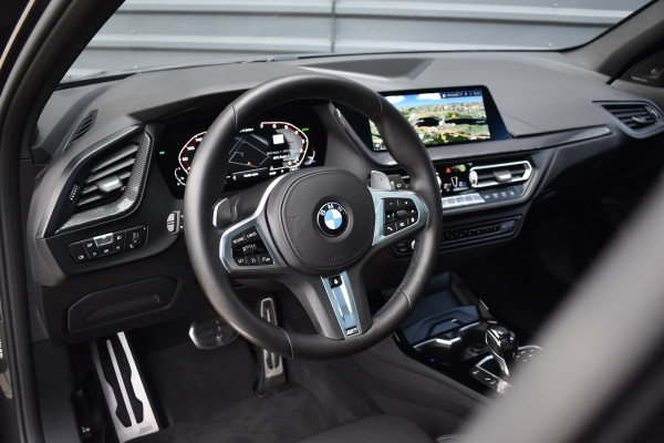 BMW 1 Serie M135i xDrive 306pk | Pano | Harman/Kardon | Head-Up | 19'' Wielen | Stuur + Stoelverwarming |