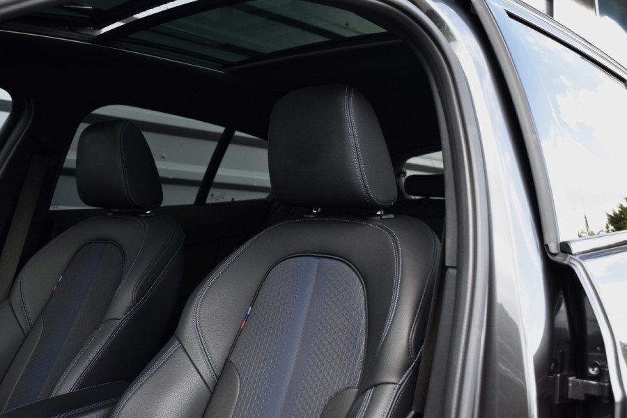 BMW 1 Serie M135i xDrive 306pk | Pano | Harman/Kardon | Head-Up | 19'' Wielen | Stuur + Stoelverwarming |