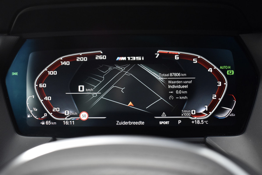 BMW 1 Serie M135i xDrive 306pk | Pano | Harman/Kardon | Head-Up | 19'' Wielen | Stuur + Stoelverwarming |