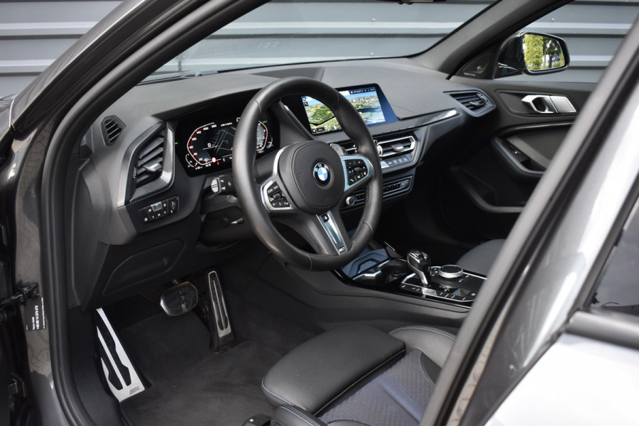 BMW 1 Serie M135i xDrive 306pk | Pano | Harman/Kardon | Head-Up | 19'' Wielen | Stuur + Stoelverwarming |