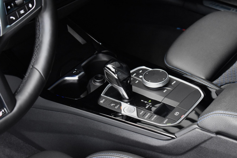 BMW 1 Serie M135i xDrive 306pk | Pano | Harman/Kardon | Head-Up | 19'' Wielen | Stuur + Stoelverwarming |