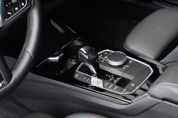 BMW 1 Serie M135i xDrive 306pk | Pano | Harman/Kardon | Head-Up | 19'' Wielen | Stuur + Stoelverwarming |