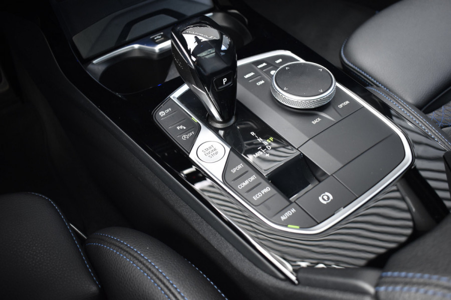 BMW 1 Serie M135i xDrive 306pk | Pano | Harman/Kardon | Head-Up | 19'' Wielen | Stuur + Stoelverwarming |