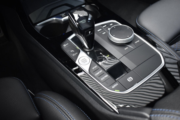 BMW 1 Serie M135i xDrive 306pk | Pano | Harman/Kardon | Head-Up | 19'' Wielen | Stuur + Stoelverwarming |