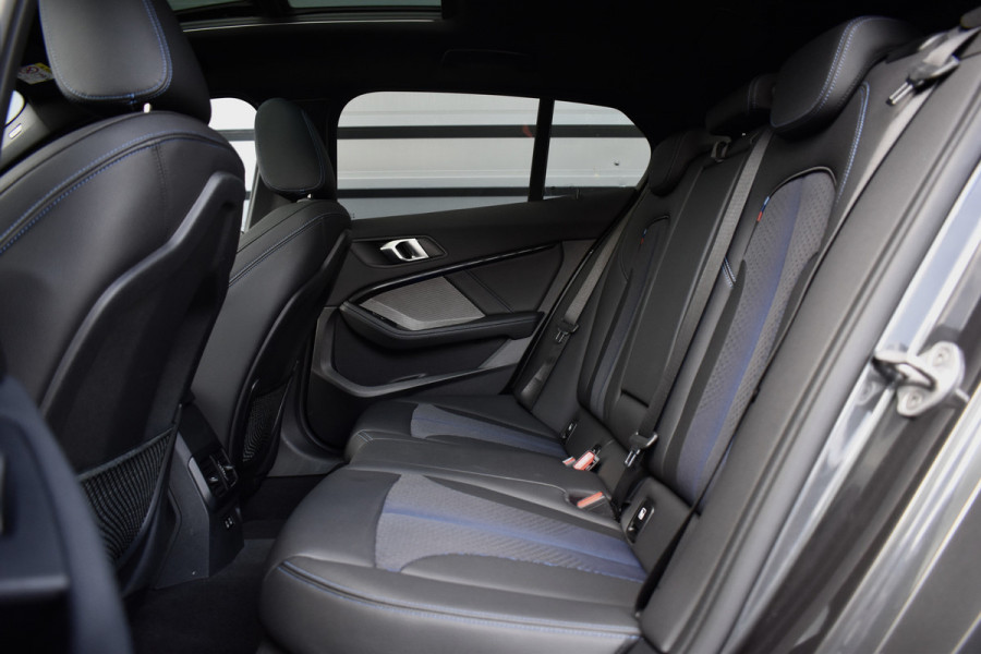 BMW 1 Serie M135i xDrive 306pk | Pano | Harman/Kardon | Head-Up | 19'' Wielen | Stuur + Stoelverwarming |