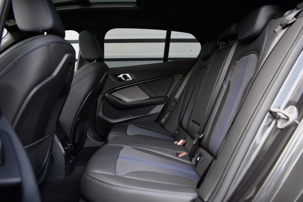 BMW 1 Serie M135i xDrive 306pk | Pano | Harman/Kardon | Head-Up | 19'' Wielen | Stuur + Stoelverwarming |