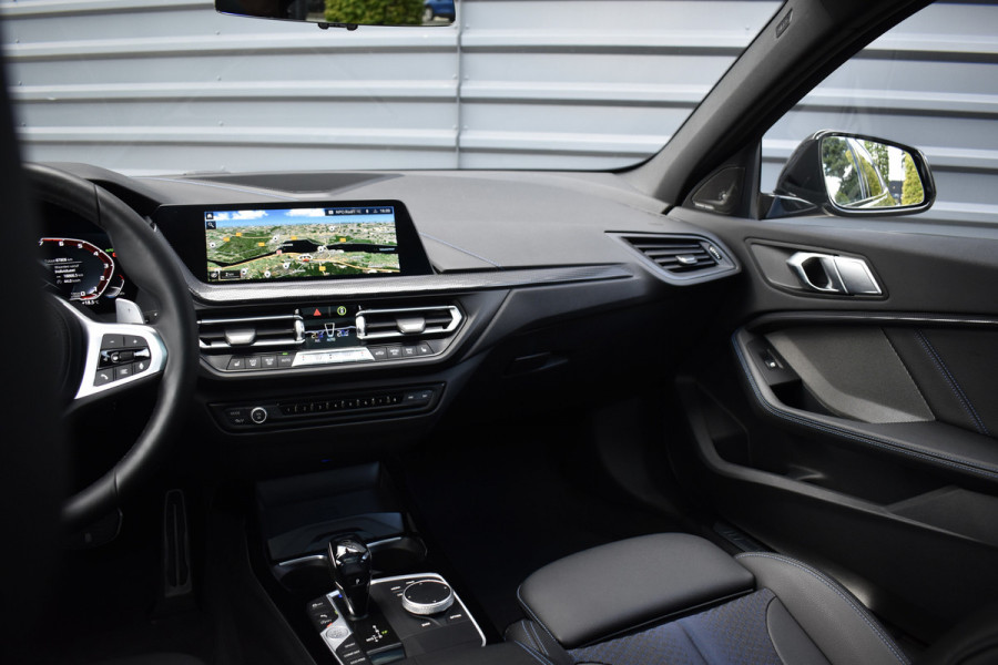 BMW 1 Serie M135i xDrive 306pk | Pano | Harman/Kardon | Head-Up | 19'' Wielen | Stuur + Stoelverwarming |