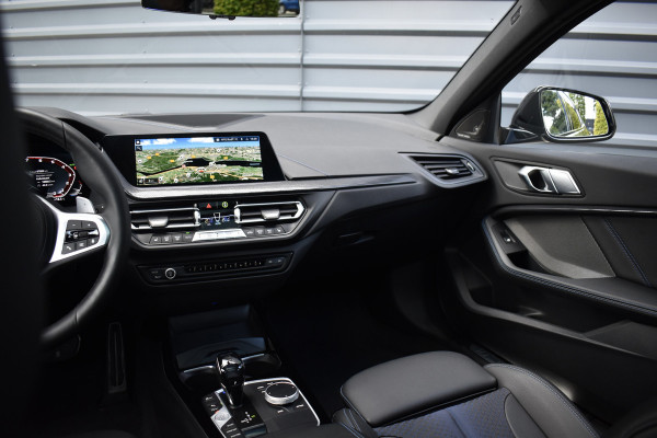 BMW 1 Serie M135i xDrive 306pk | Pano | Harman/Kardon | Head-Up | 19'' Wielen | Stuur + Stoelverwarming |