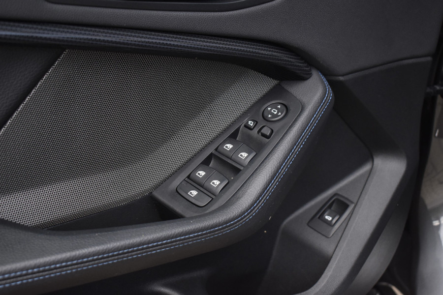 BMW 1 Serie M135i xDrive 306pk | Pano | Harman/Kardon | Head-Up | 19'' Wielen | Stuur + Stoelverwarming |