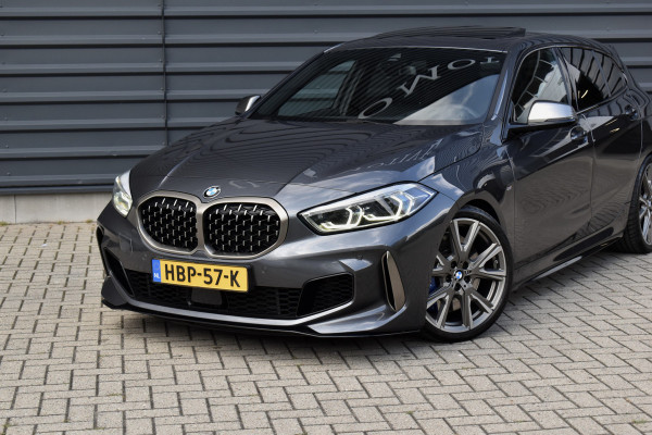 BMW 1 Serie M135i xDrive 306pk | Pano | Harman/Kardon | Head-Up | 19'' Wielen | Stuur + Stoelverwarming |