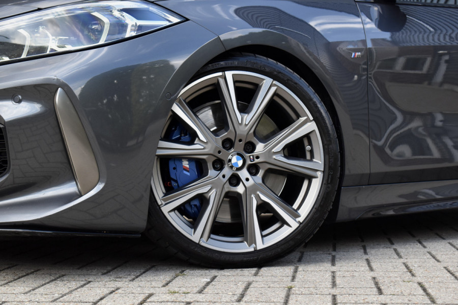BMW 1 Serie M135i xDrive 306pk | Pano | Harman/Kardon | Head-Up | 19'' Wielen | Stuur + Stoelverwarming |