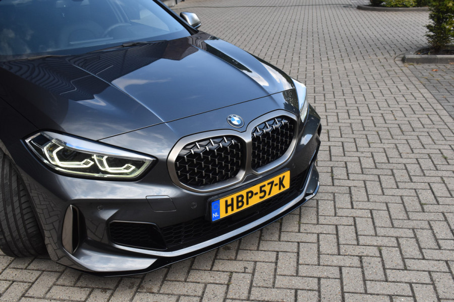 BMW 1 Serie M135i xDrive 306pk | Pano | Harman/Kardon | Head-Up | 19'' Wielen | Stuur + Stoelverwarming |