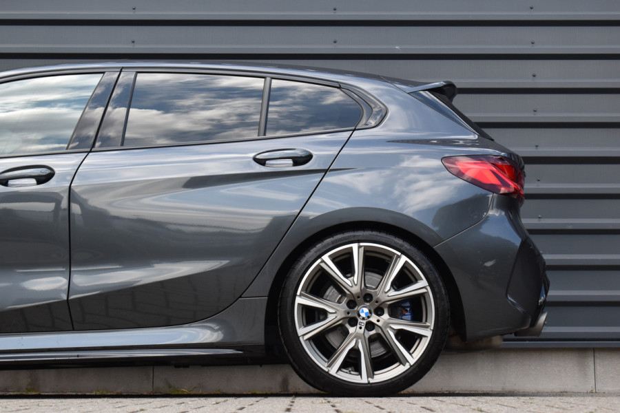 BMW 1 Serie M135i xDrive 306pk | Pano | Harman/Kardon | Head-Up | 19'' Wielen | Stuur + Stoelverwarming |